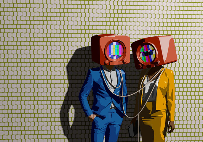Zwei Personen mit Fernsehern als Köpfe, deren Bildschirme bunte Testbilder zeigen, stehen sich gegenüber. Sie tragen stilvolle Anzüge und stehen vor einer Mauer mit kleinem, quadratischem Fliesenmuster.