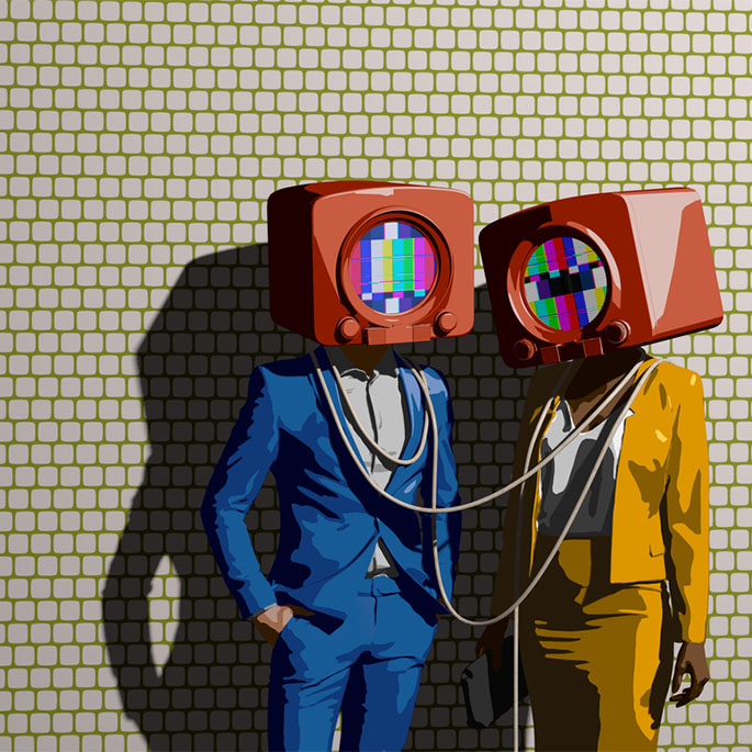Zwei Personen mit Fernsehern als Köpfe, deren Bildschirme bunte Testbilder zeigen, stehen sich gegenüber. Sie tragen stilvolle Anzüge und stehen vor einer Mauer mit kleinem, quadratischem Fliesenmuster.
