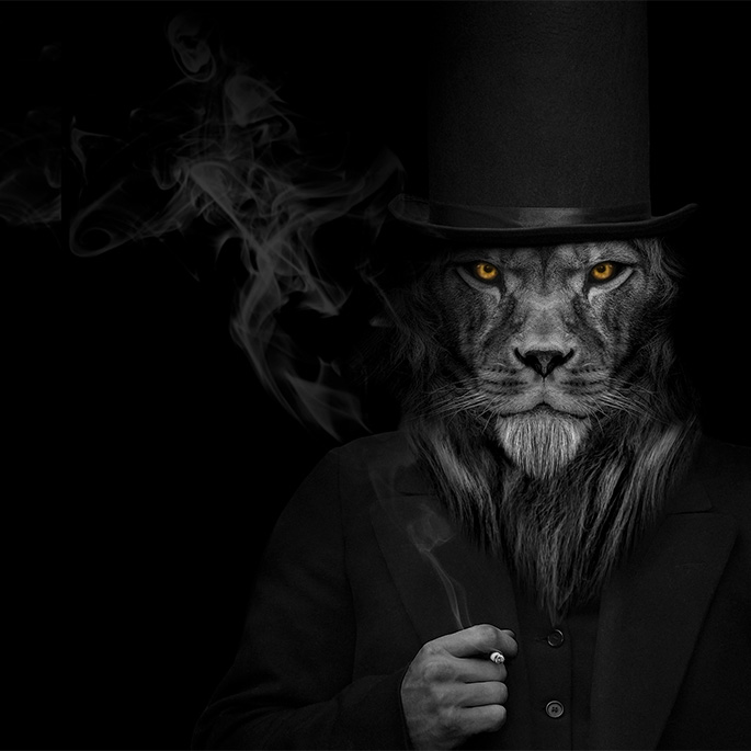Rauchender Mann mit Anzug und Melonenhut hat ein Löwengesicht.