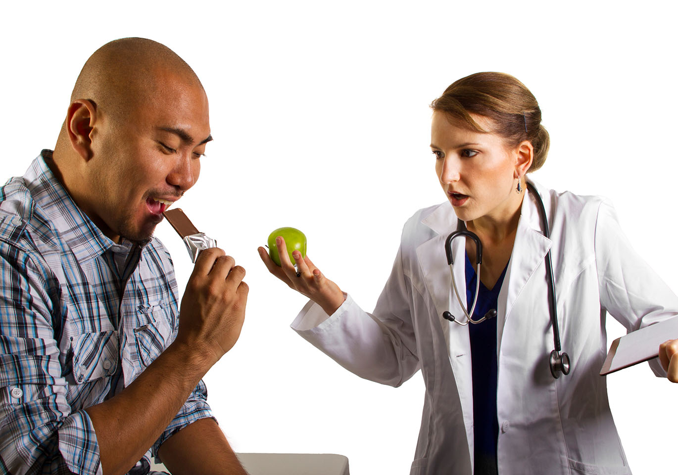 Ärztin mit Apfel in der Hand ist entsetzt über Patienten der einen Schokoriegel isst.