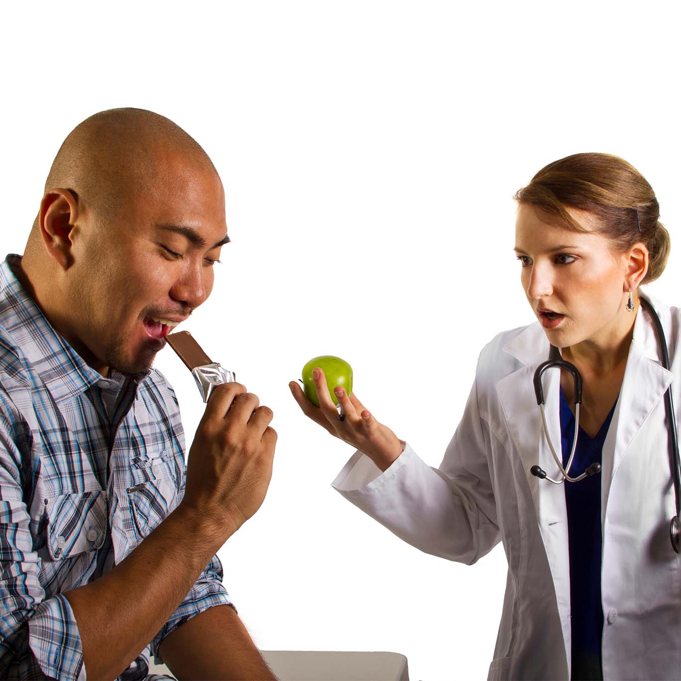 Ärztin mit Apfel in der Hand ist entsetzt über Patienten der einen Schokoriegel isst.