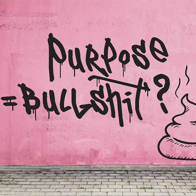 Rosa Wand mit Spraying "Purpose = Bullshit?" und dampfendem Kothaufen.