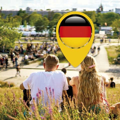 Junge blonde Menschen auf einem Hügel schauen zu einer Menschenansammlung in Richtung Stadt. Verschiiedene Buttons mit Symbolen im Bild.