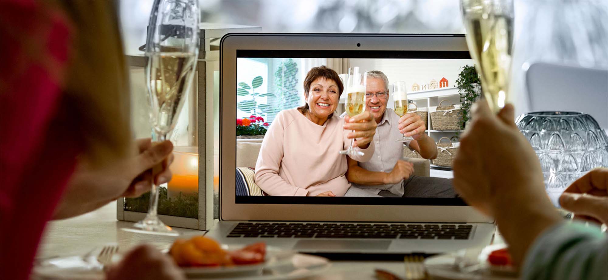 Es wird mit Sekt zugeprostet bei einem privaten Onlinetreffen.