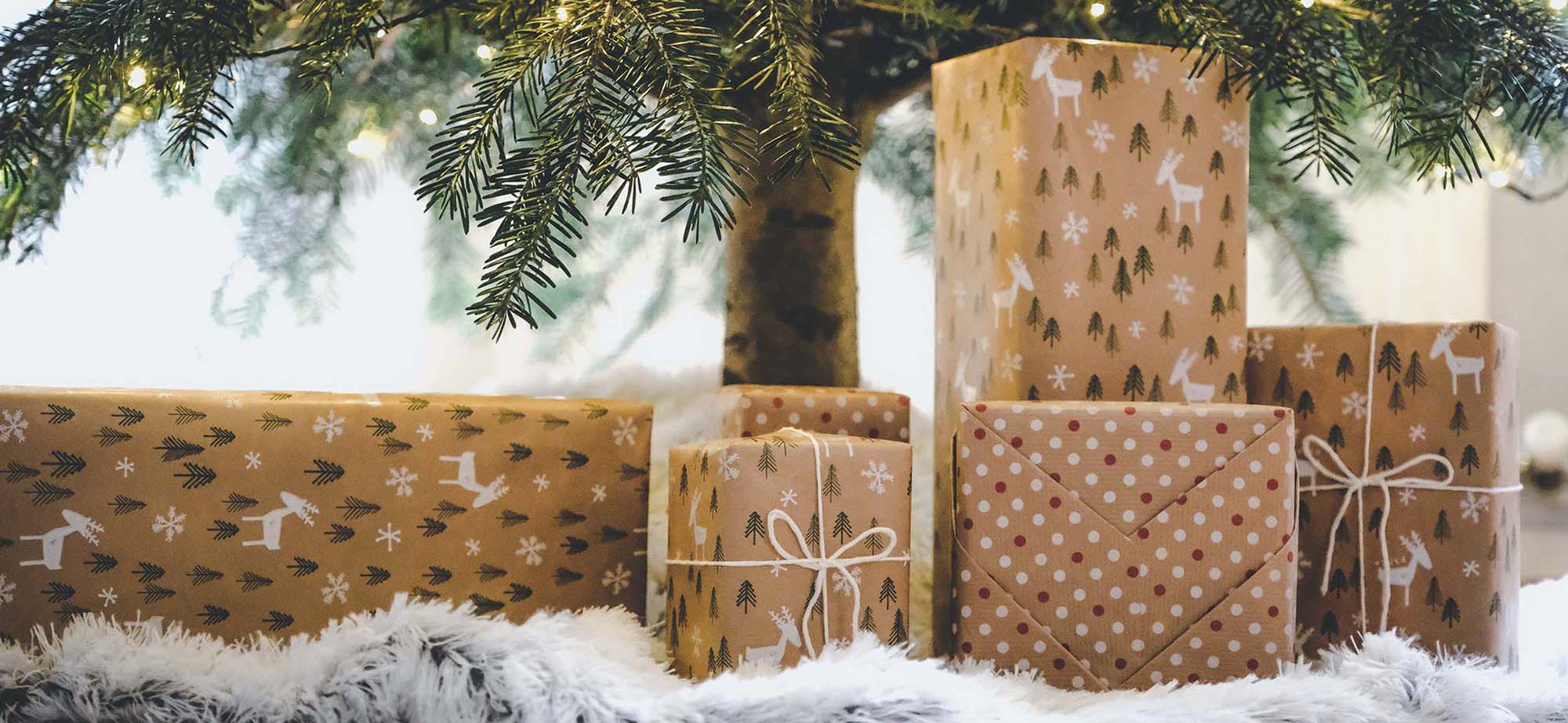 Geschenke unter Weihnachtsbaum.