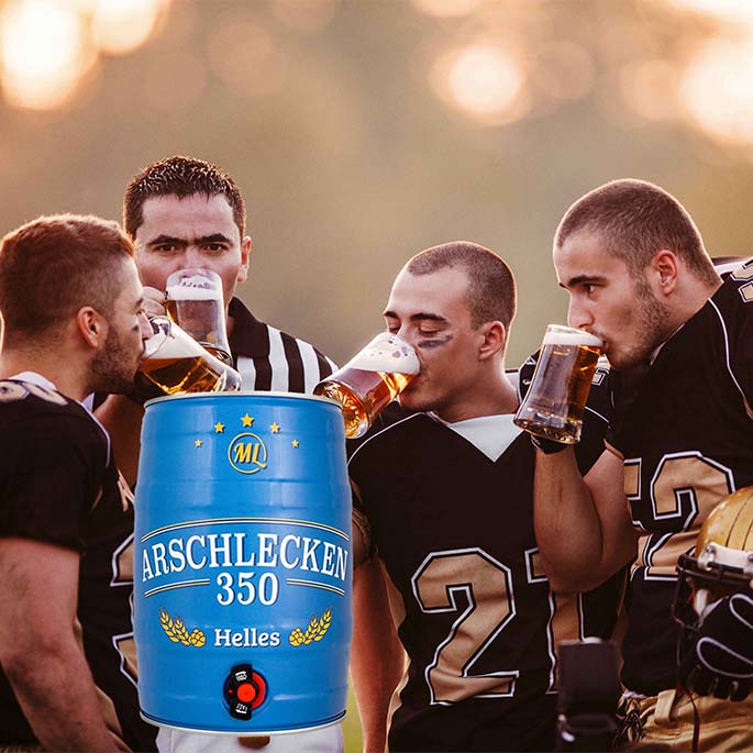 Footballspieler trinken Bier. Im Vordergrund ein kleines Bierfass mit Aufschrift Arschlecken 3 50.