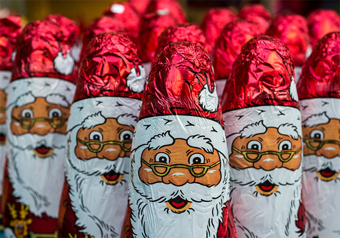 Erstaunt blickende Schokoweihnachtsmänner