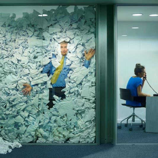 Mann in Glas-Büro erstickt in Papierflut