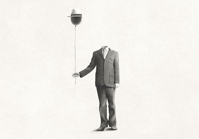Grauer Mann im Anzug ohne Kopf hält Luftballon mit Hut.