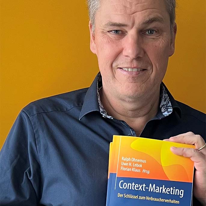 Dr. Uwe Lebok mit dem Buch Context-Marketing