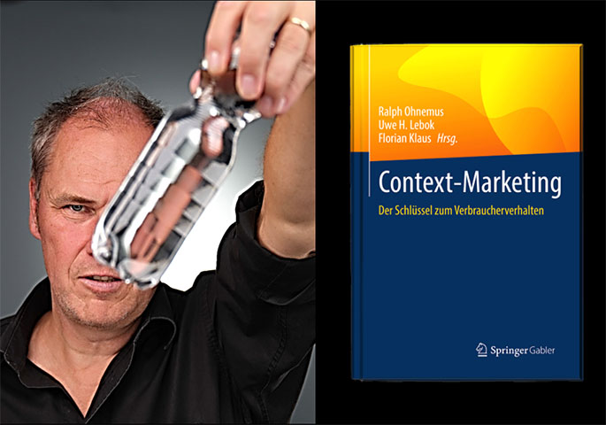 Dr. Uwe Lebok schaut durch eine Wasserflasche. Daneben das Cover des Buchen Context-Marketing.